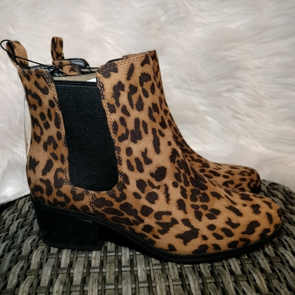 A New Day Ellie Chelsea Leopard Print Ankle Boot Sizes 7w and 8w - Picture 2 of 5